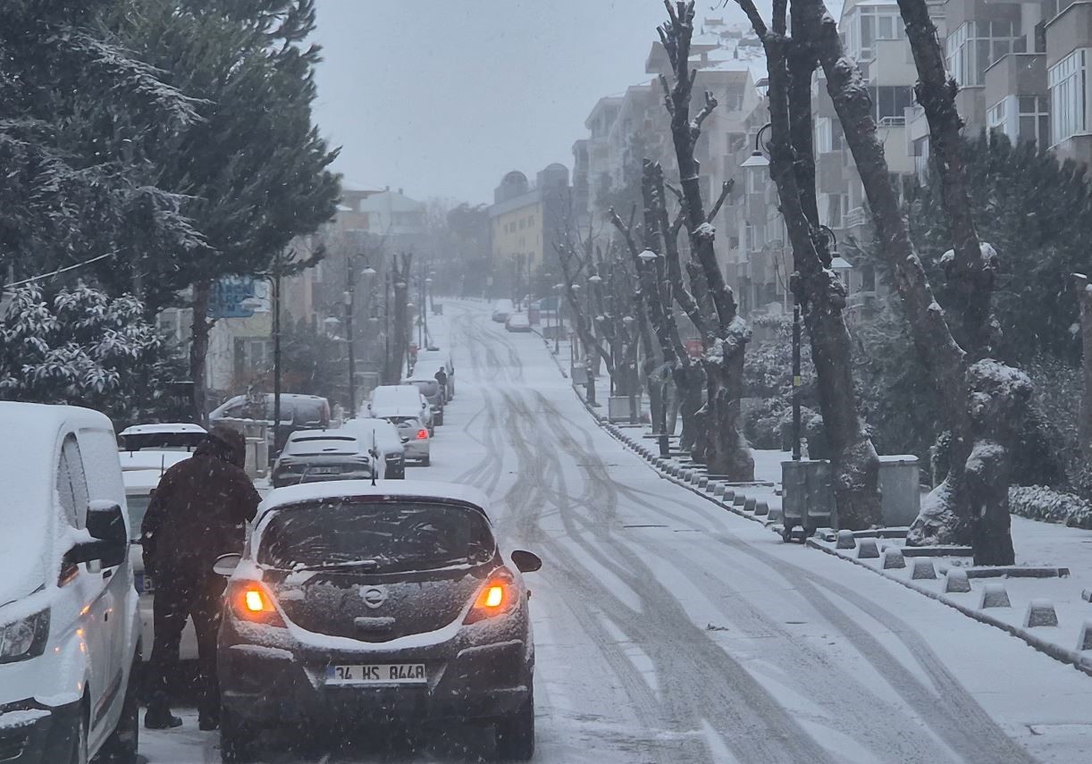 Silivri güne kar yağışı ile başladı