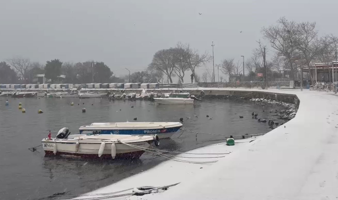 Silivri g&uuml;ne kar yağışı ile başladı
