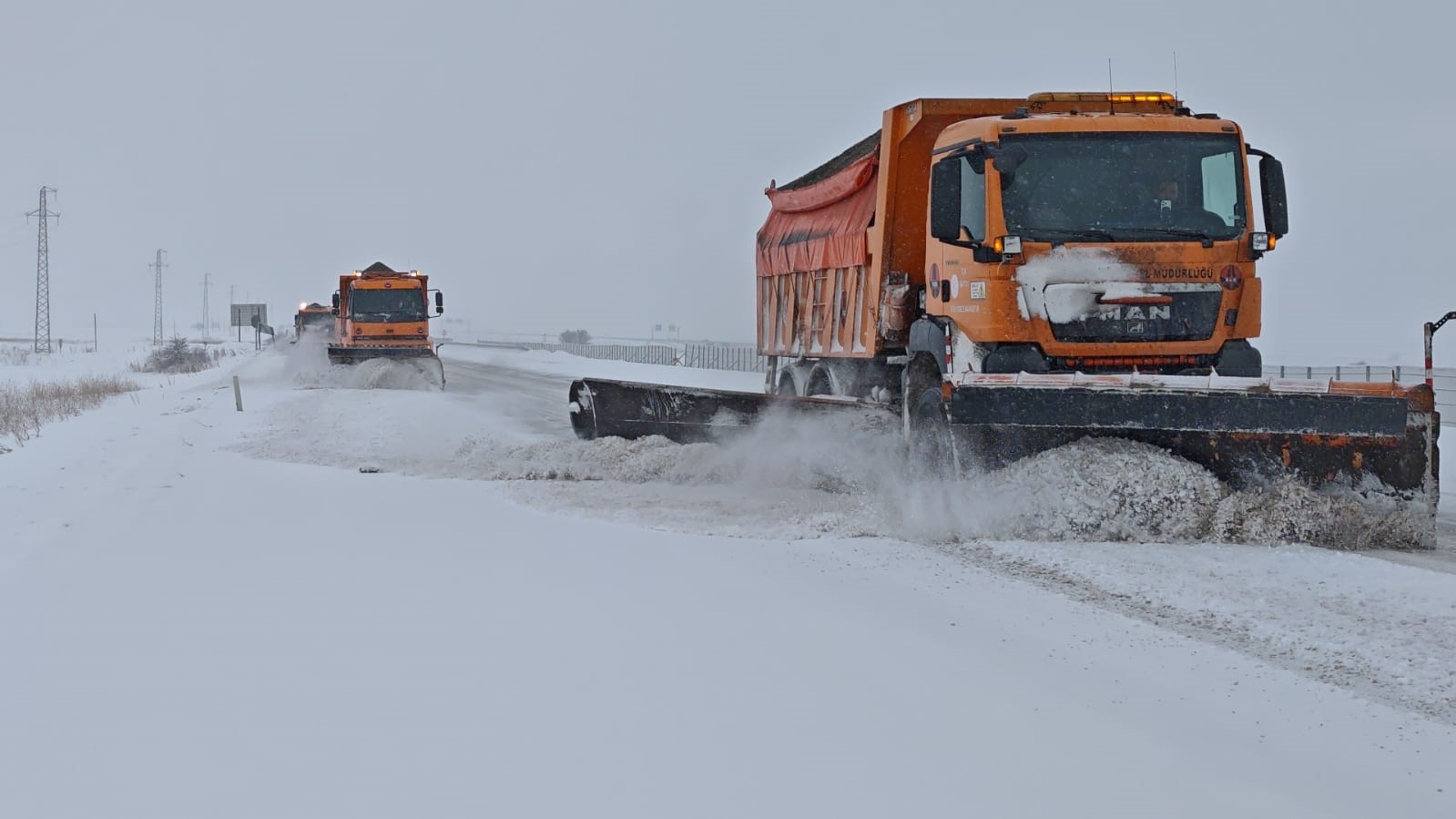 Karayolları ekipleri karla m&uuml;cadele i&ccedil;in seferber oldu
