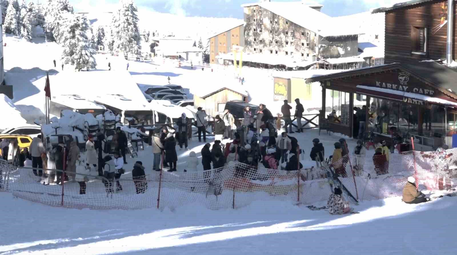 Uludağ&rsquo;da s&ouml;mestr ve hafta sonu yoğunluğu birleşti
