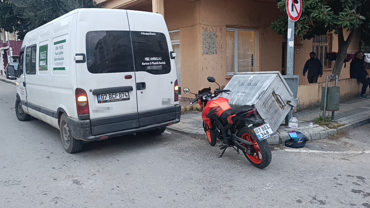 Manavgat&rsquo;ta kamyonet ile motosiklet &ccedil;arpıştı: 1 yaralı
