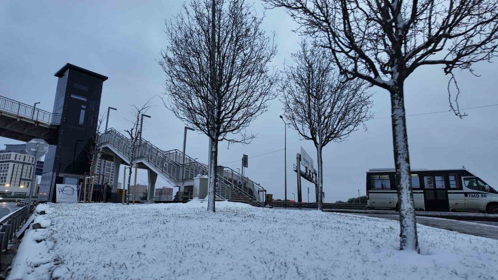 Beylikd&uuml;z&uuml; kar yağışı sonrası havadan g&ouml;r&uuml;nt&uuml;lendi
