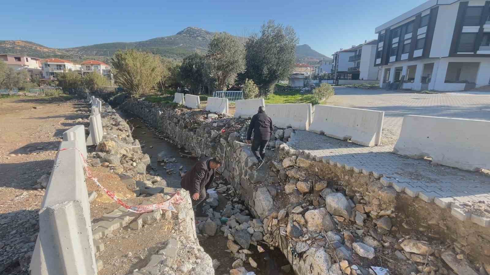 Foça’da belediye çalışması çileye dönüştü: Mahalle ikiye bölündü