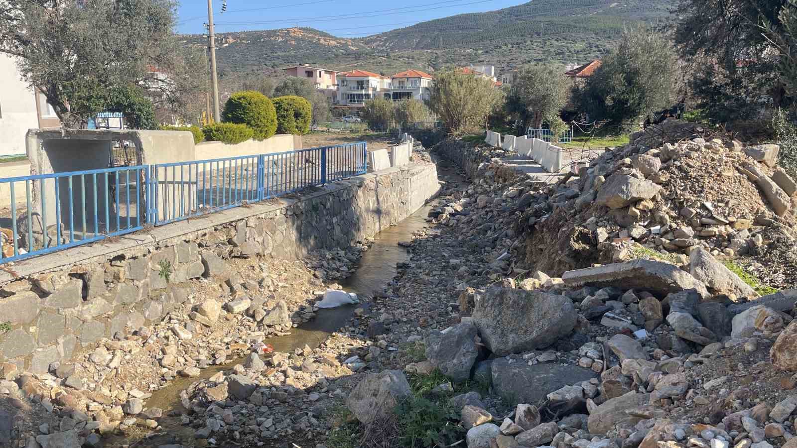 Fo&ccedil;a&rsquo;da belediye &ccedil;alışması &ccedil;ileye d&ouml;n&uuml;şt&uuml;: Mahalle ikiye b&ouml;l&uuml;nd&uuml;
