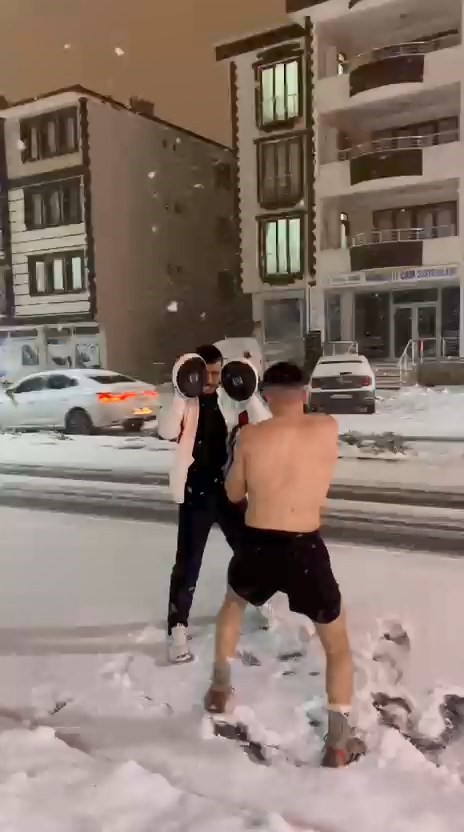 Yağan kar altında &ouml;nce antrenman, ardından kar banyosu yaptılar
