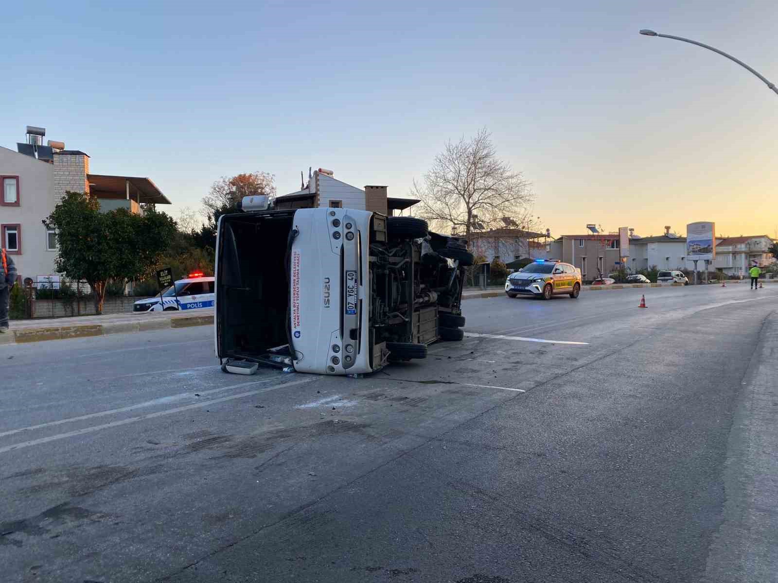 Antalya’da midibüs ile otomobil çarpıştı: 3 yaralı