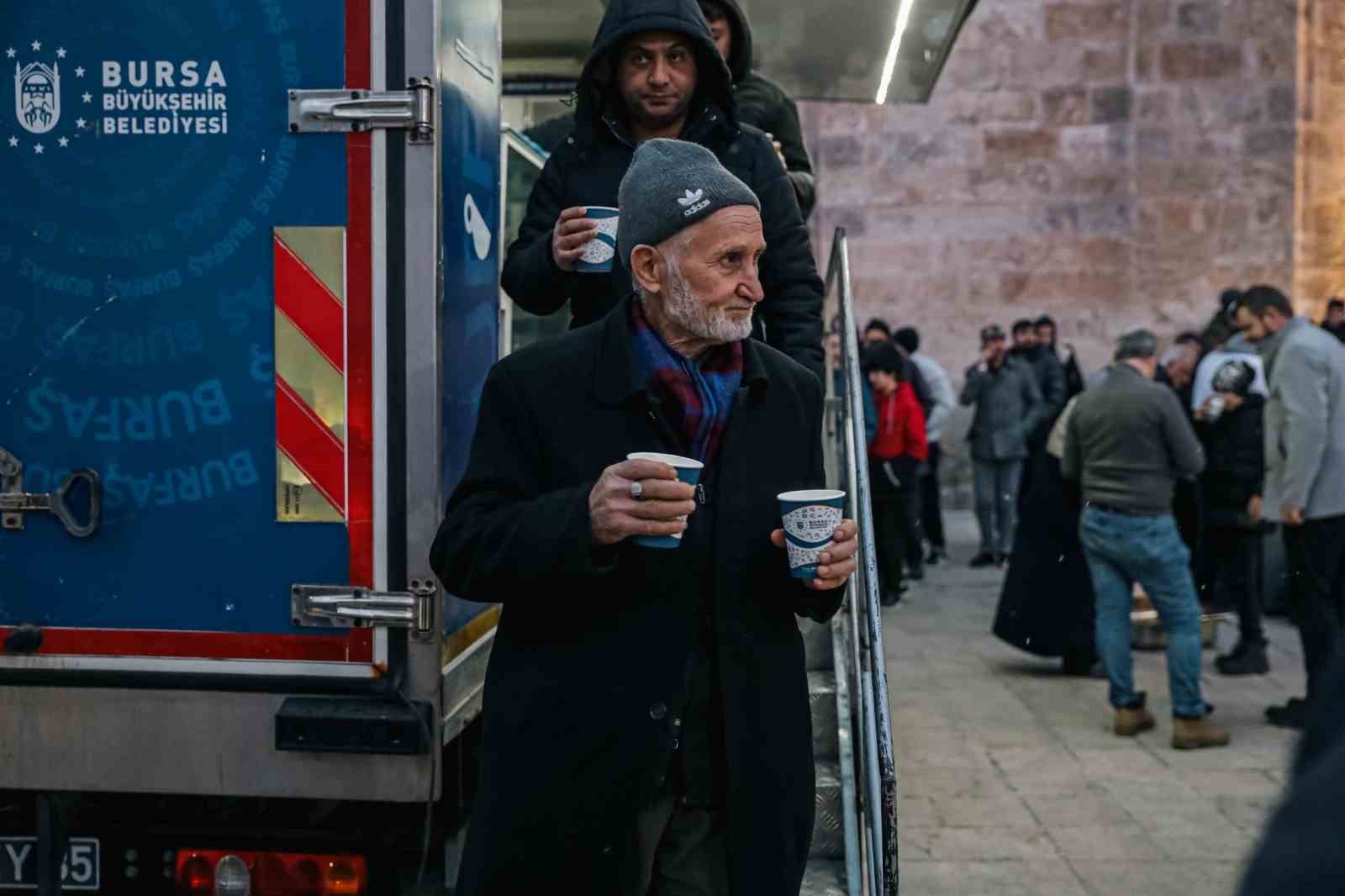 Büyükşehir&rsquo;den vatandaşa sıcak çorba ikramı