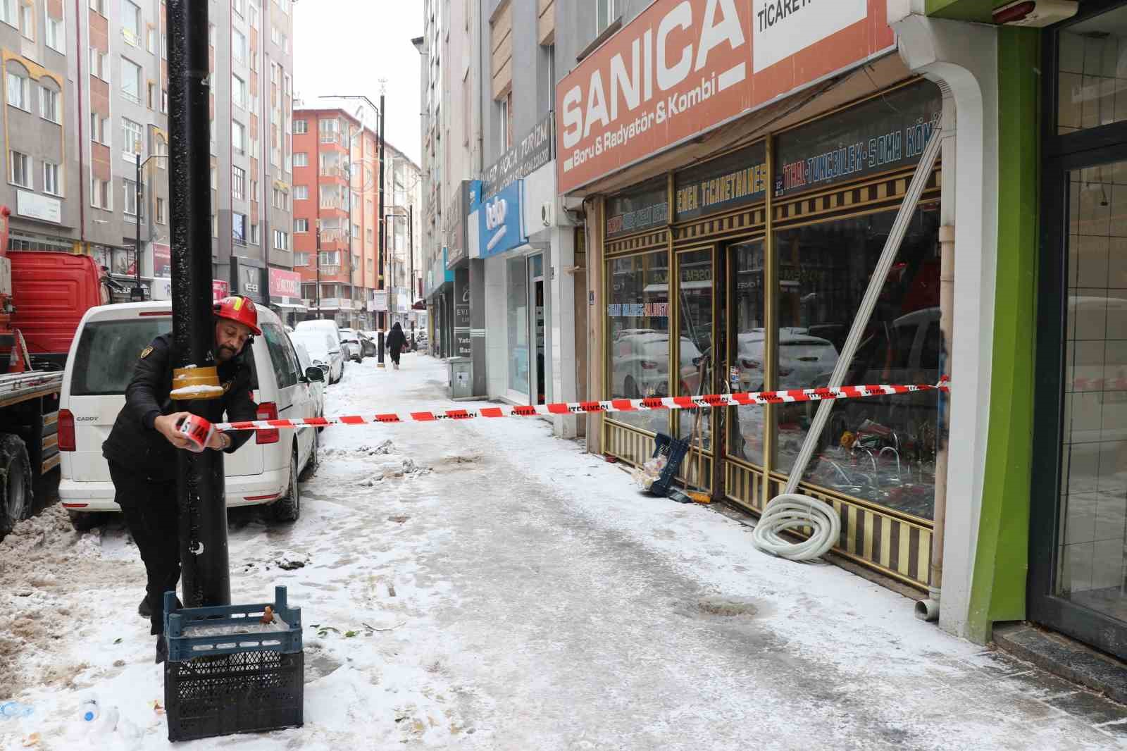 Sibirya soğukları buz sarkıtları oluşturdu, ekipler harekete ge&ccedil;ti
