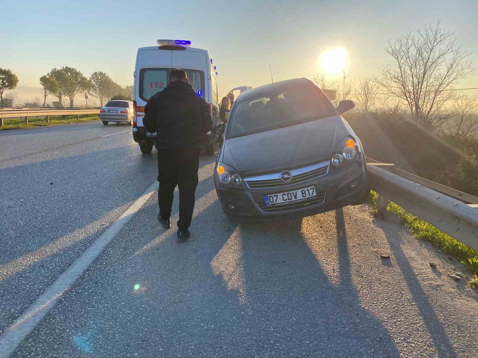 Kaza sonrası bariyerlerde asılı kaldı
