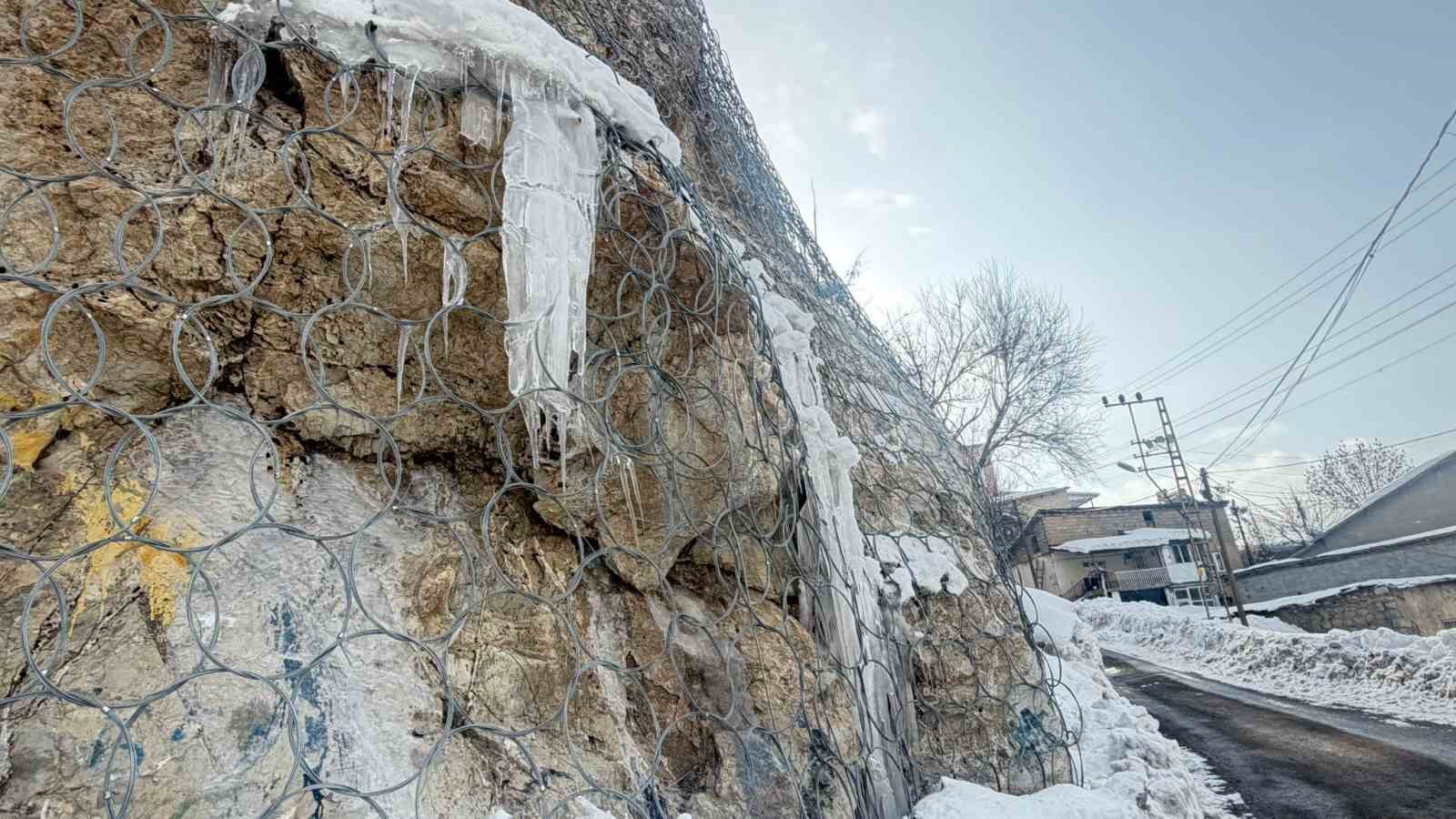 Hakkari&rsquo;de dondurucu soğuklar
