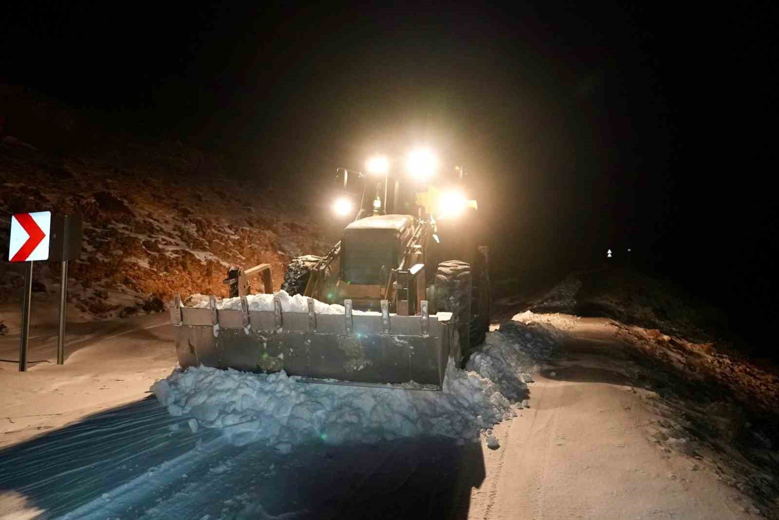 Ara&ccedil;larıyla karlı ve buzlu yolda mahsur kalanları ekipler kurtardı
