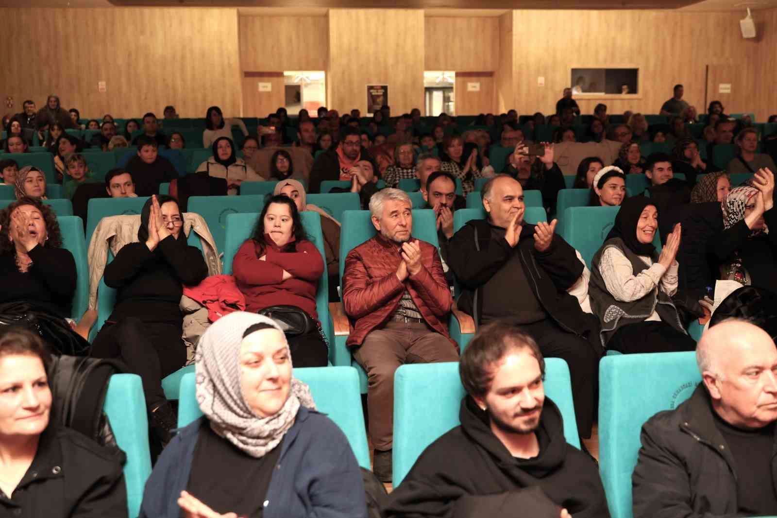 Engelli Bireyler Sahnede Usta Sanat&ccedil;ılara Taş &Ccedil;ıkarttı
