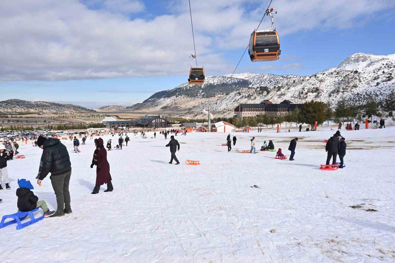 Belediyenin sömestir sürprizi çocukları Davraz’da karla buluşturdu