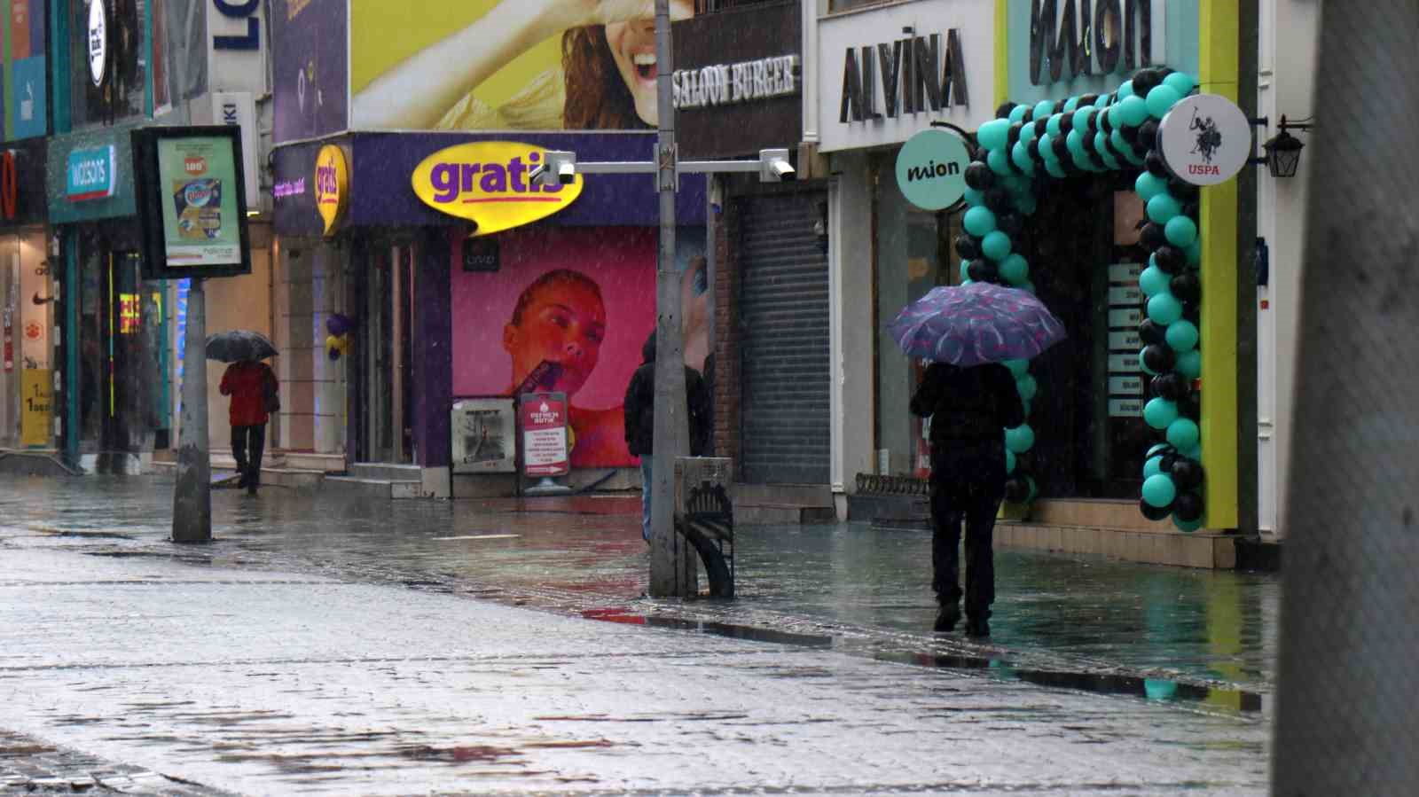 Sakarya&rsquo;da lapa lapa kar yağışı etkili oldu
