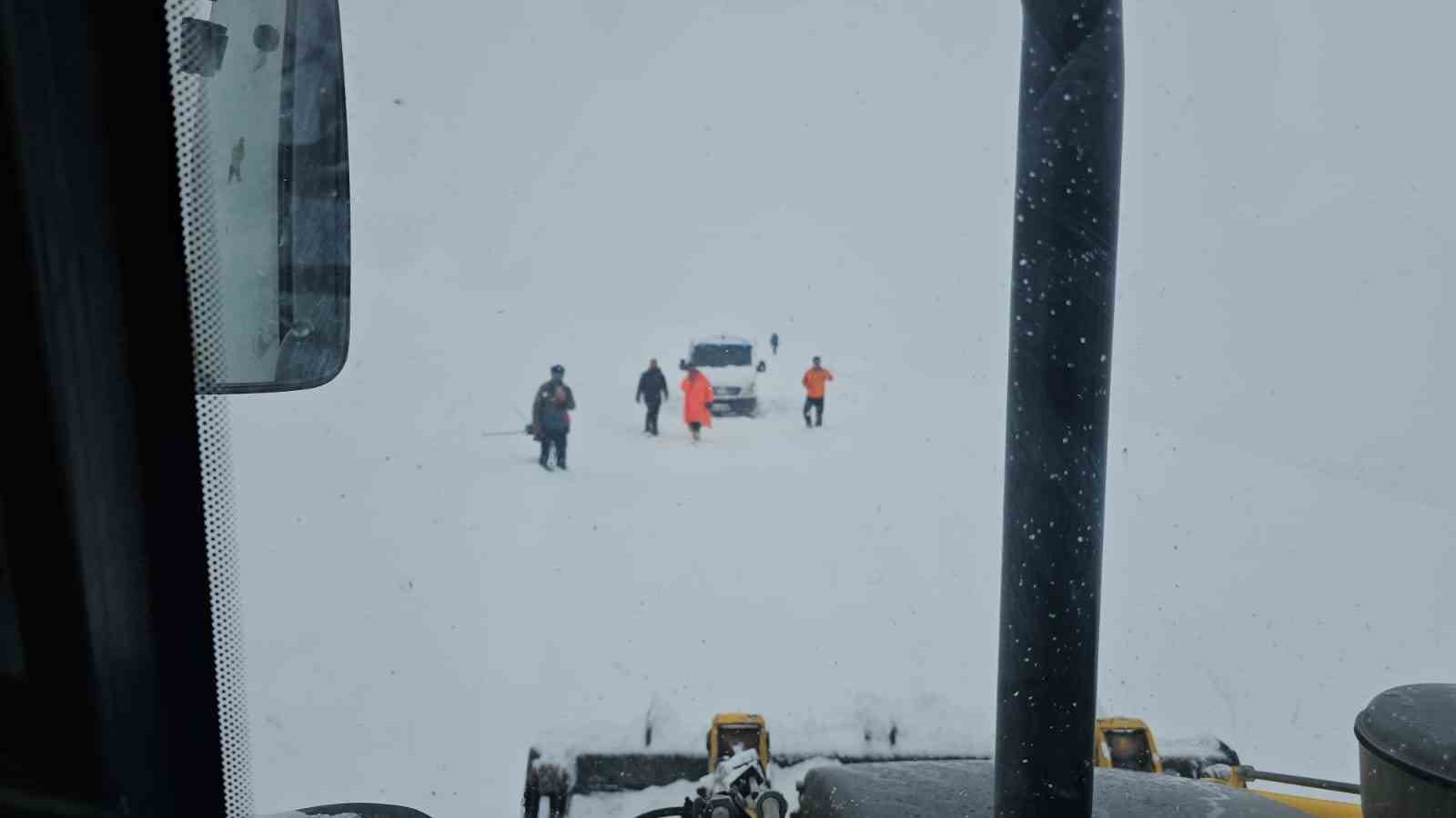 S&uuml;phan Dağı&rsquo;nda mahsur kalan dağcılar kurtarıldı
