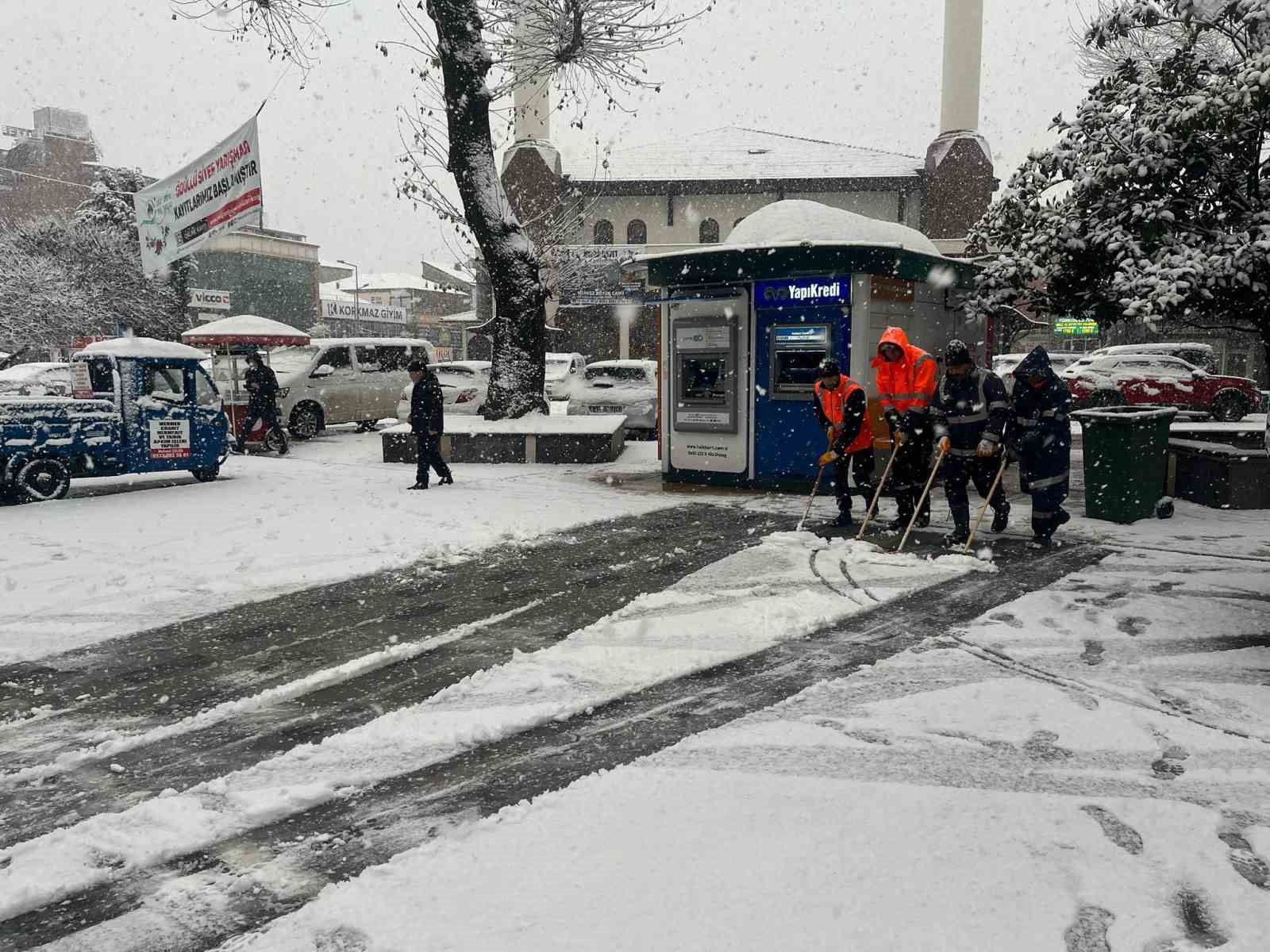 D&uuml;zce&rsquo;de belediye ekipleri kar yağışıyla birlikte sahaya indi
