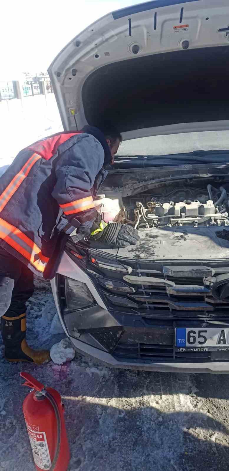 Van&rsquo;da seyir halindeki otomobil yandı
