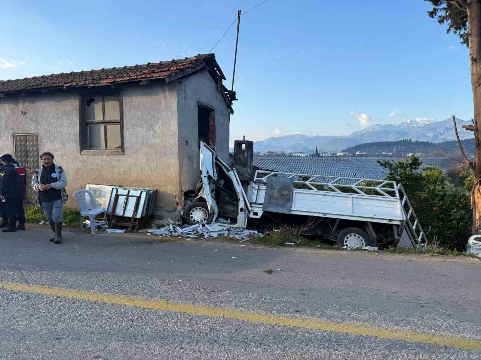 Kontrolden &ccedil;ıkan kamyonet eve &ccedil;arptı: 1 &ouml;l&uuml;
