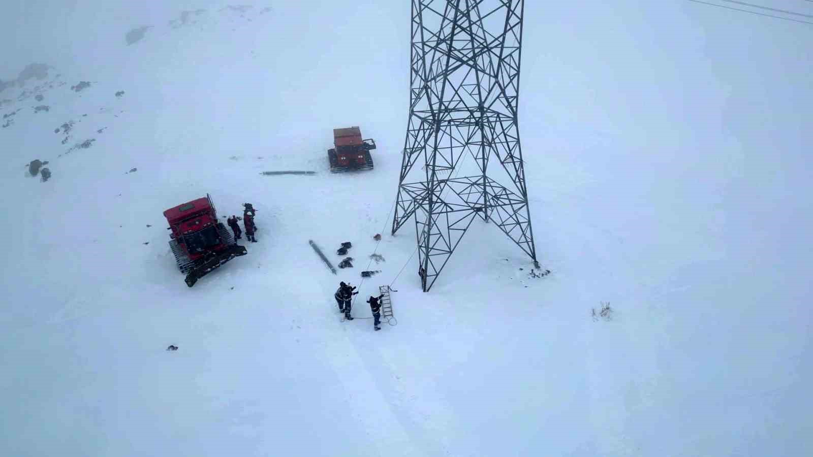 Bakan Bayraktar: "Vatandaşlarımıza kesintisiz enerji akışı sağlamak i&ccedil;in ekiplerimiz 7 g&uuml;n 24 saat sahada"
