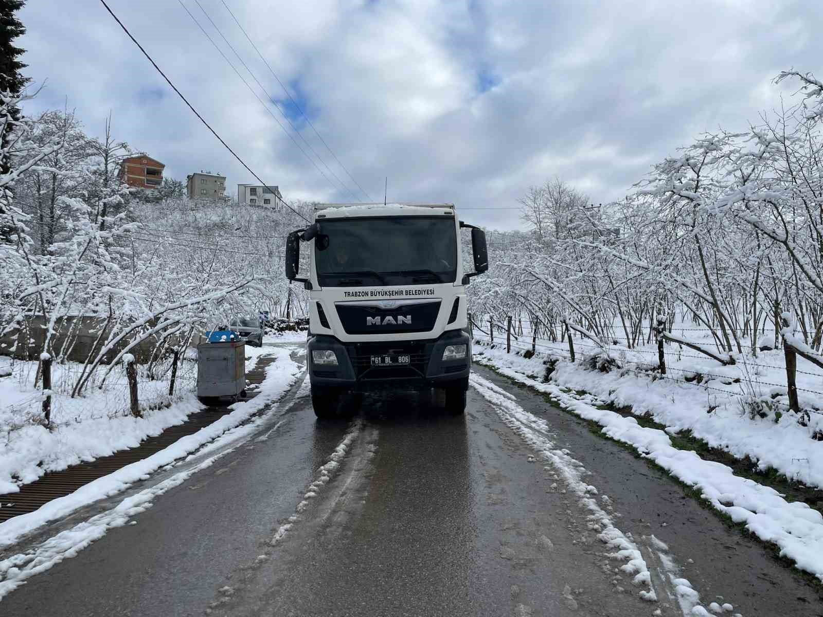 Trabzon&rsquo;da karla m&uuml;cadele &ccedil;alışmaları s&uuml;r&uuml;yor
