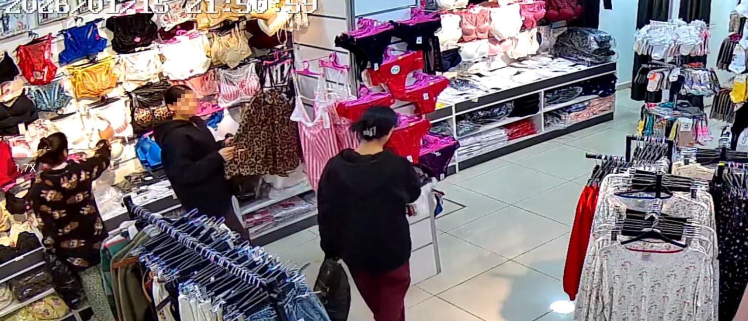 İ&ccedil; &ccedil;amaşırı hırsızlığı kamerada: G&uuml;lerek girdiler, &ccedil;alarak &ccedil;ıktılar
