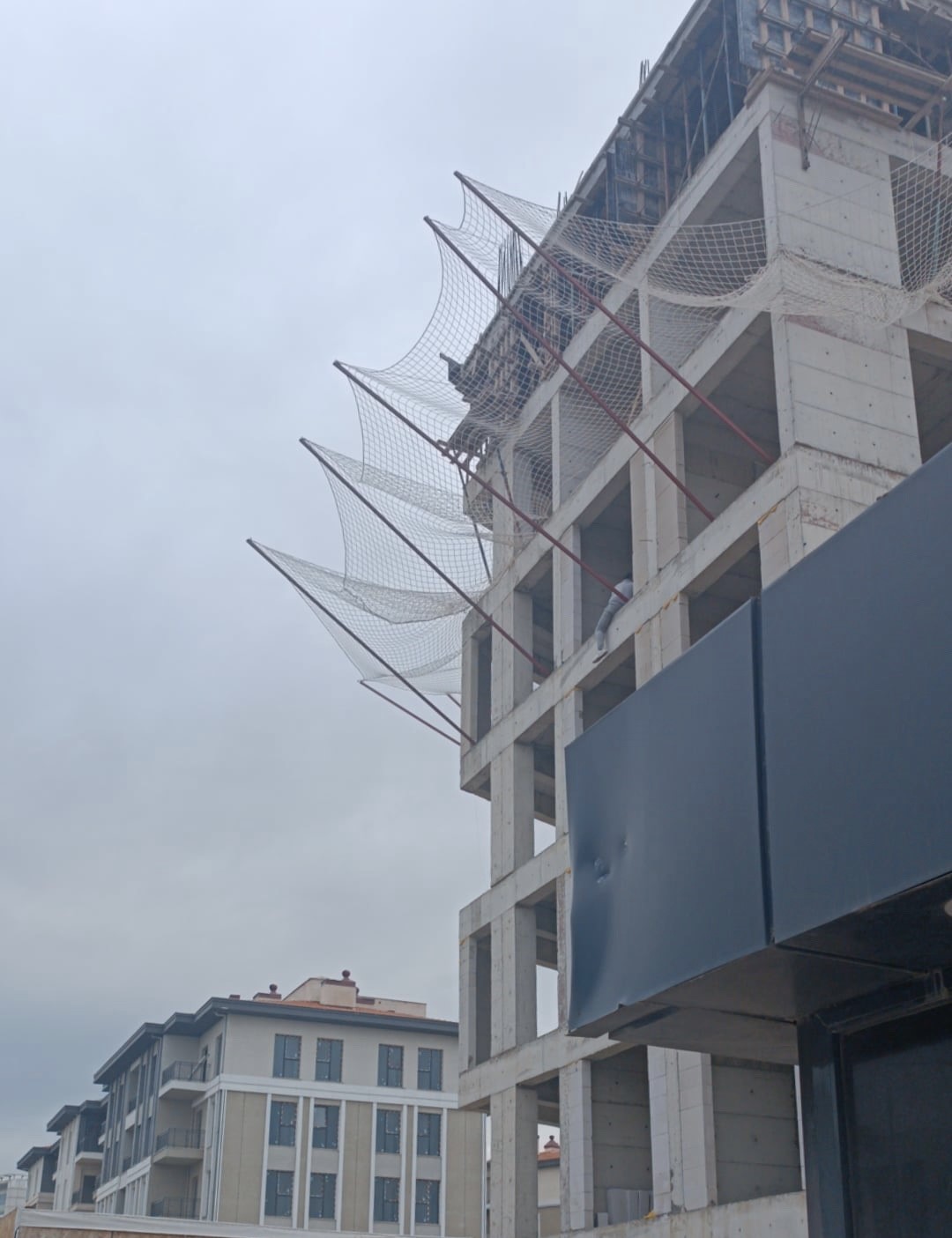 İnşaata çıkıp atlamak isteyen kişi ikna edildi