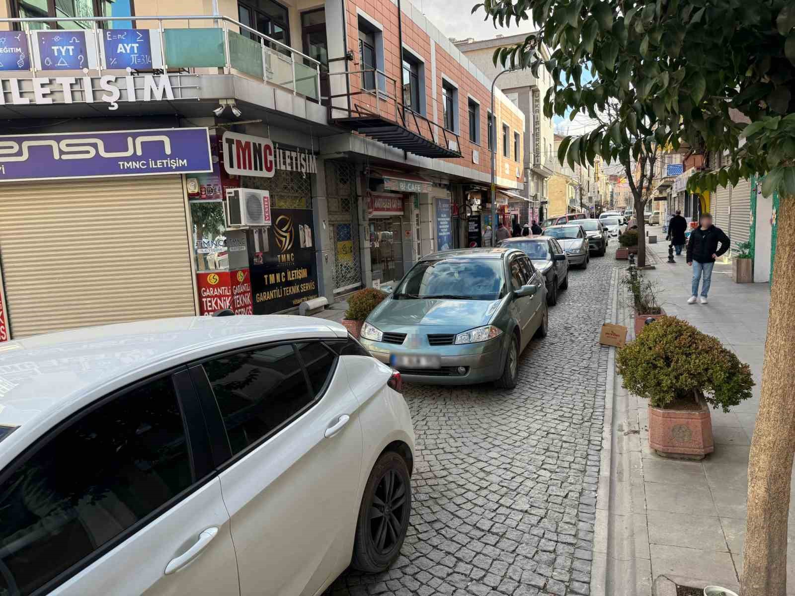 Hatalı park trafiği kilitledi
