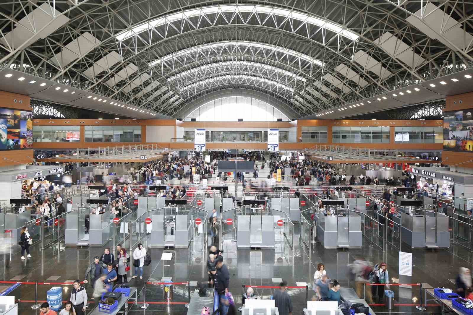 Sabiha G&ouml;k&ccedil;en Havalimanı&rsquo;nda u&ccedil;uşlara kar ayarı
