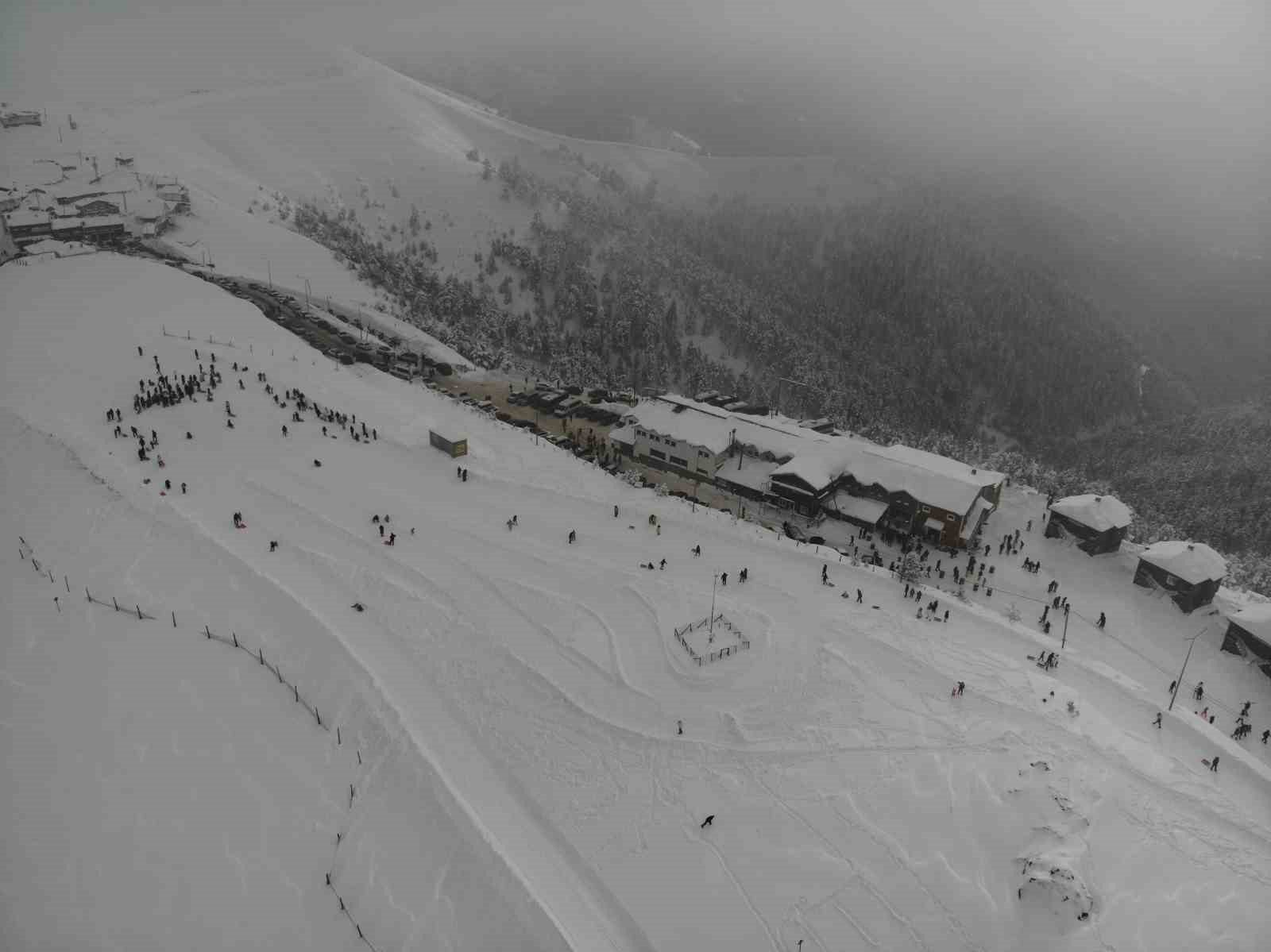 Zigana Kayak Merkezi&rsquo;nde s&ouml;mestr tatiliyle birlikte yoğunluk yaşandı
