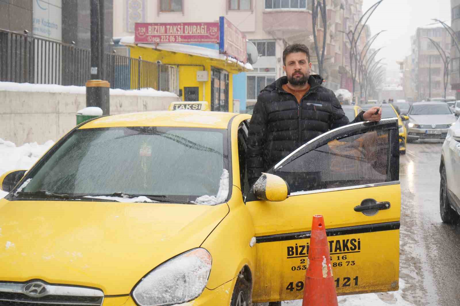 Trafik kilitlenince taksiden indi, havale ge&ccedil;iren &ccedil;ocuğu kucağında hastaneye taşıdı
