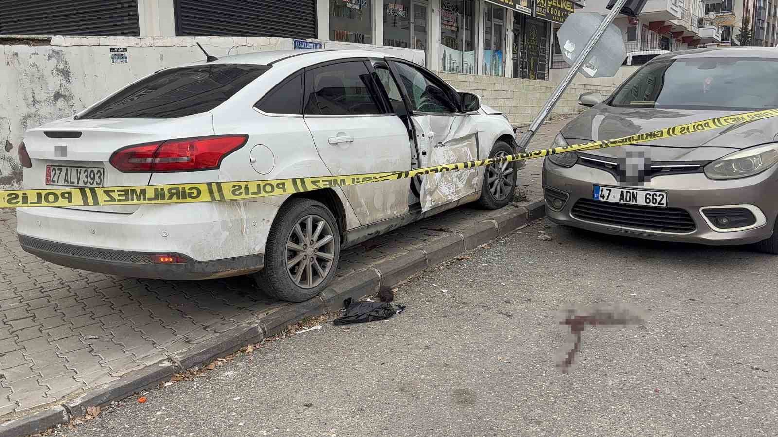 Kaza sonrası savrulan otomobil 4 yaşındaki &ccedil;ocuğa &ccedil;arptı
