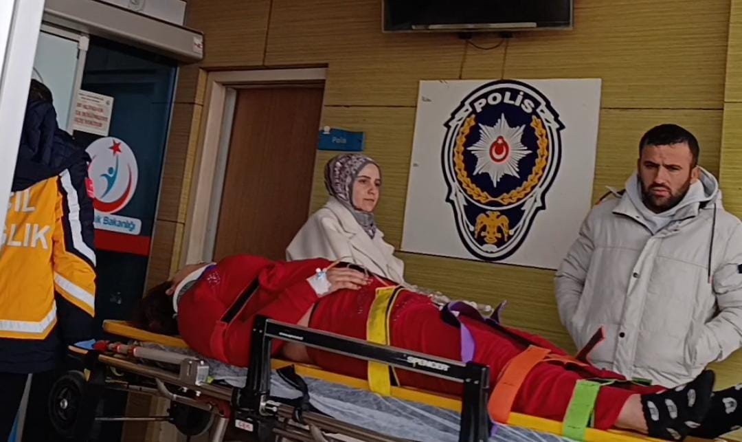 İneg&ouml;l&rsquo;de kontrolden &ccedil;ıkan otomobil ağaca &ccedil;arptı: 1 yaralı
