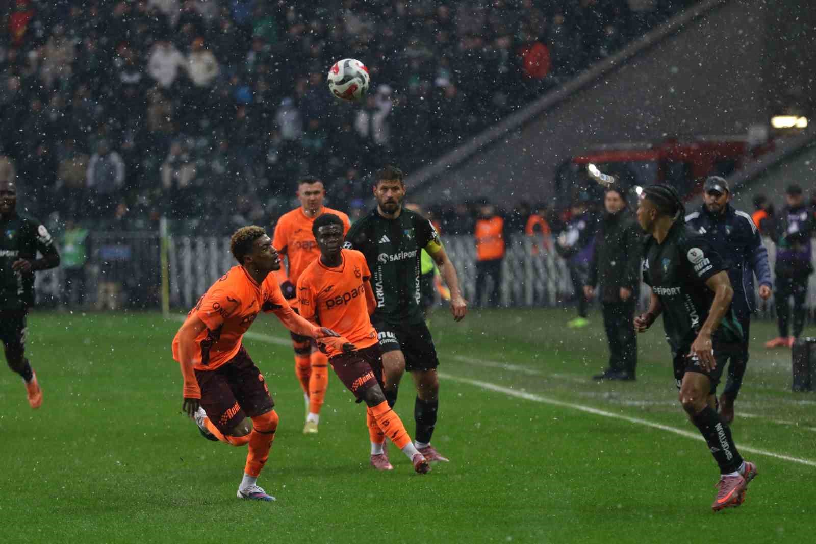 Trendyol Süper Lig: Kocaelispor: 1 - Trabzonspor: 1 (İlk yarı)