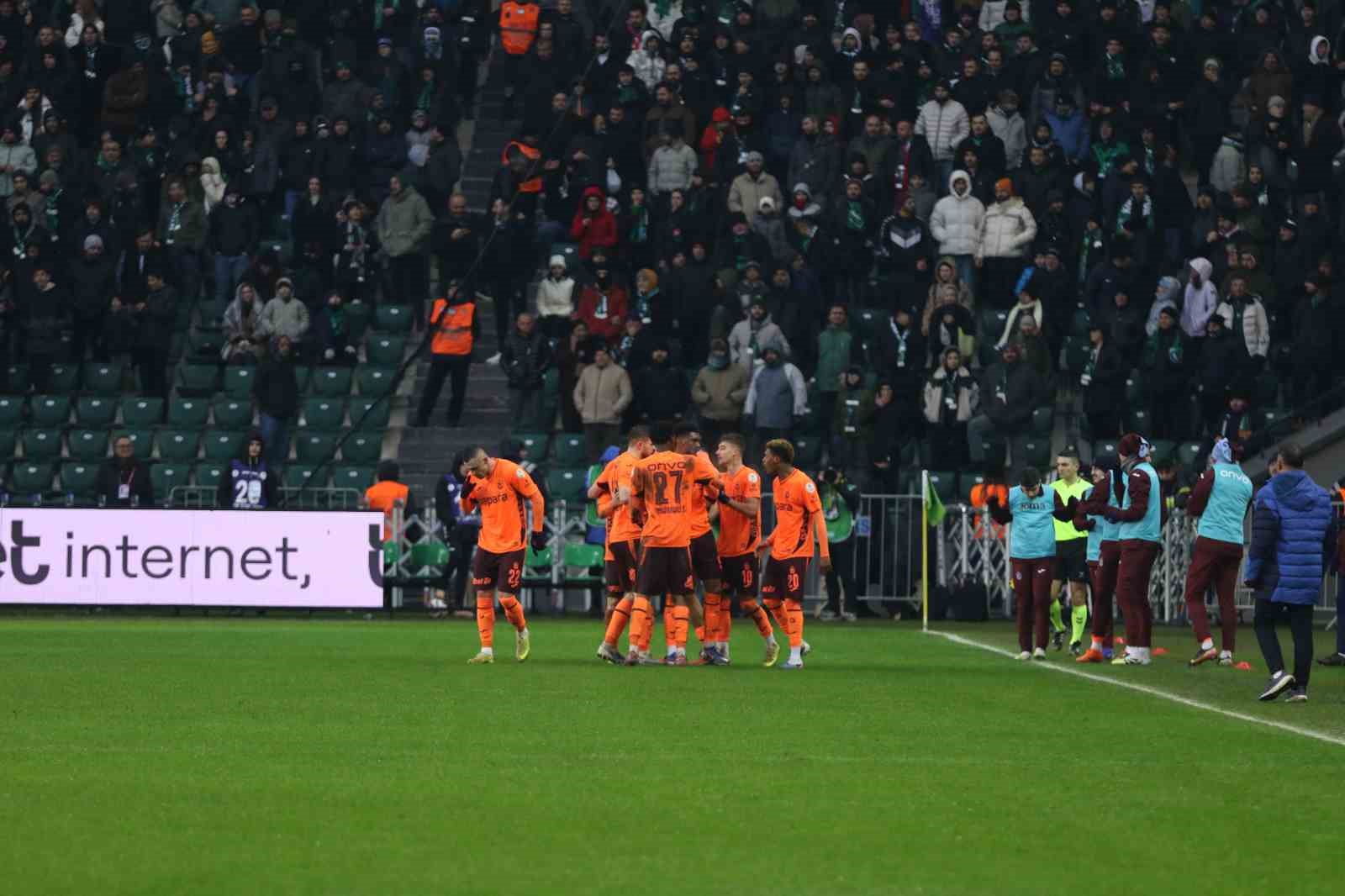 Trendyol S&uuml;per Lig: Kocaelispor: 1 - Trabzonspor: 1 (İlk yarı)
