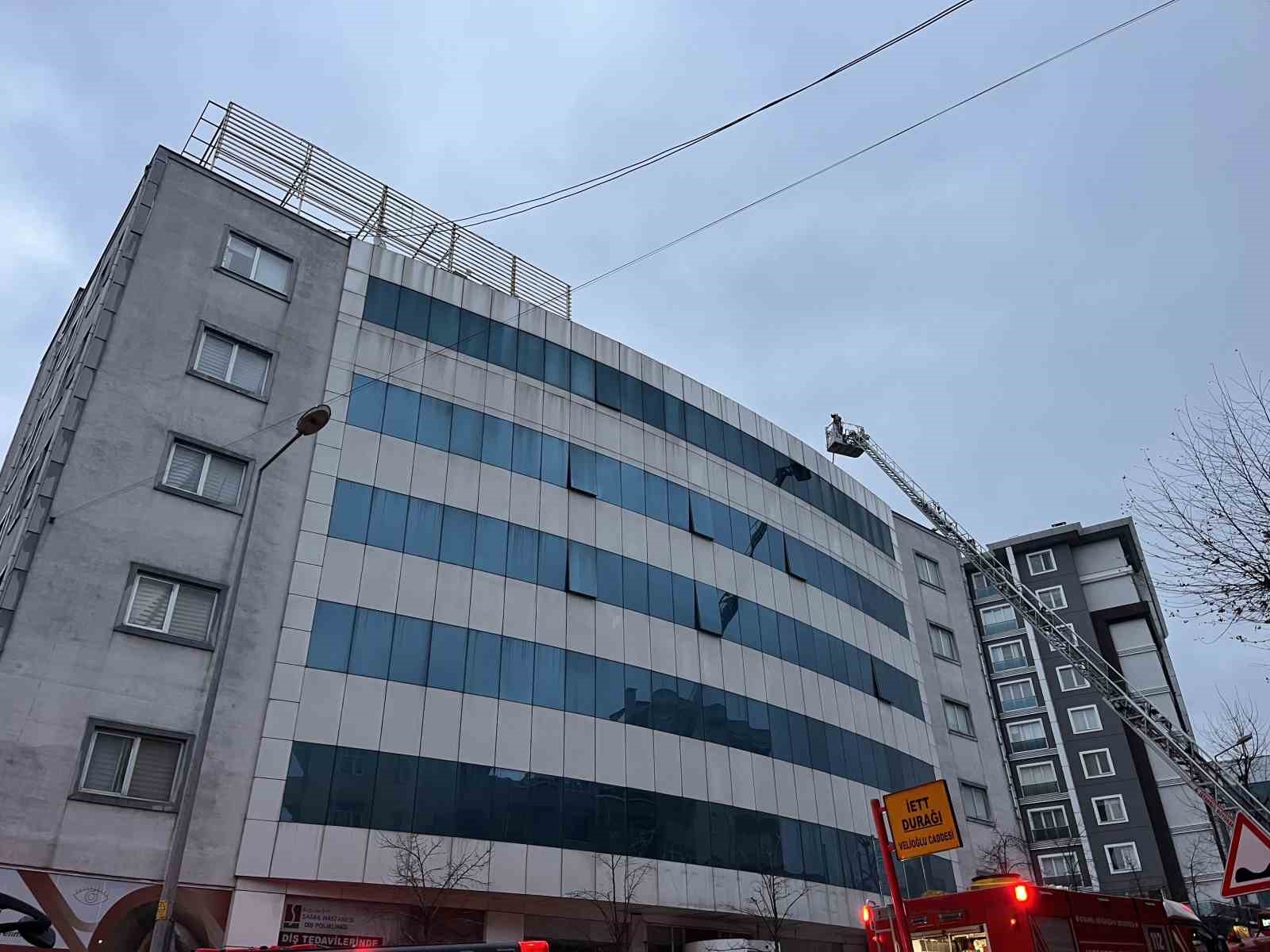 Bağcılar&rsquo;da kapatılan hastanenin &ccedil;atısında yangın
