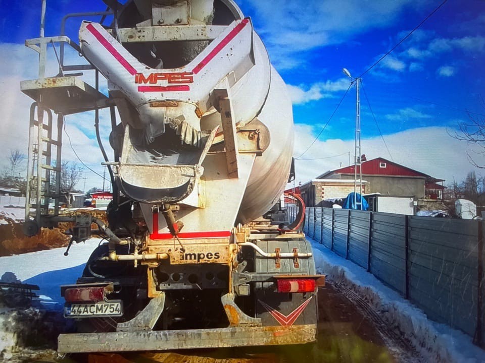 Malatya&rsquo;da beton mikserinin &ccedil;arptığı yaya yaralandı

