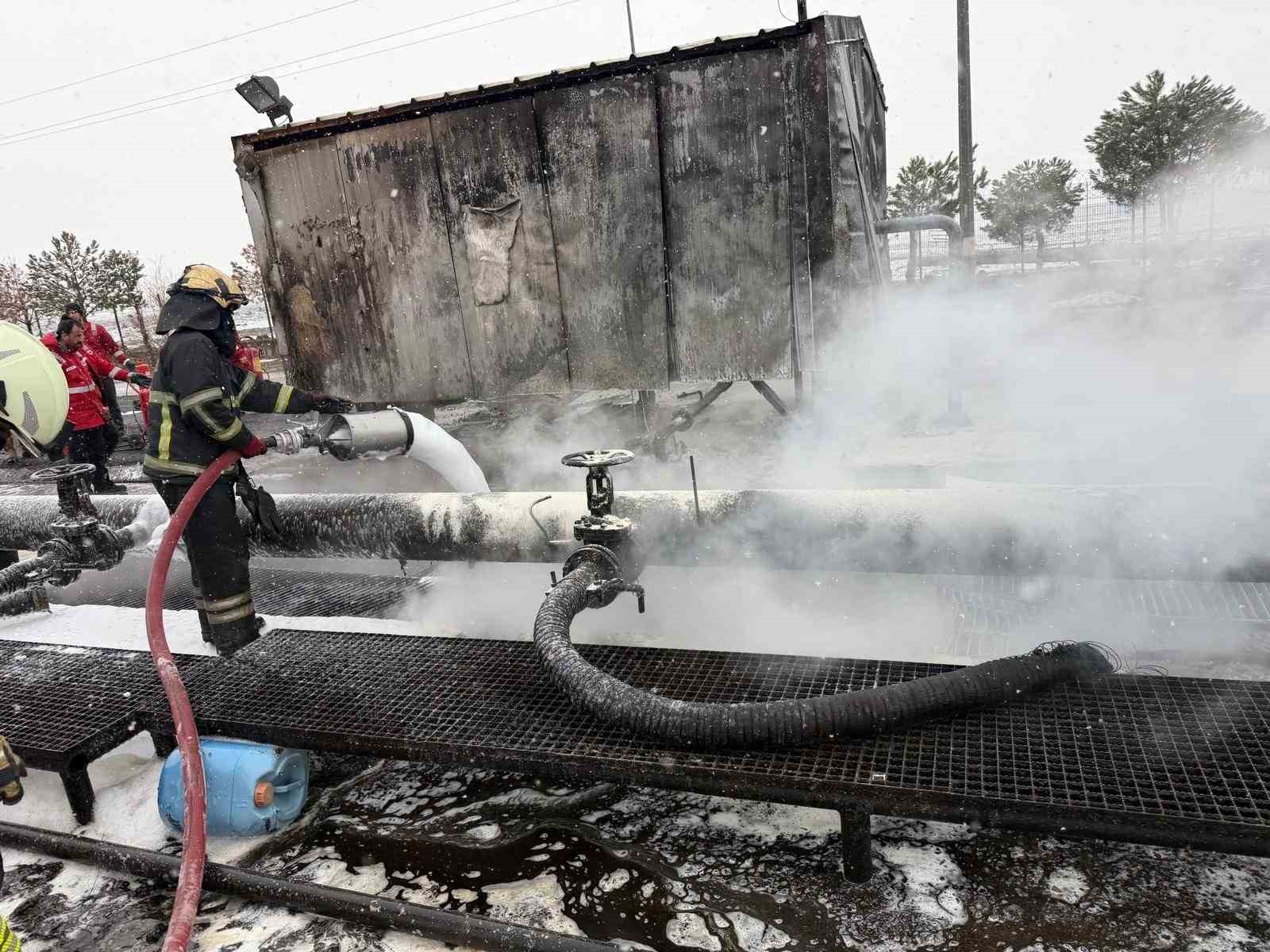 Diyarbakır&rsquo;da ham petrol havuzunda yangın