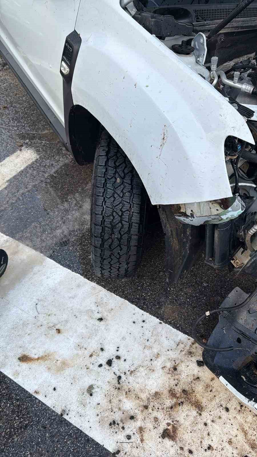 Otomobil yoldan &ccedil;ıkarak tabelaya &ccedil;arptı: 8 kişi kazayı yara almadan atlattı
