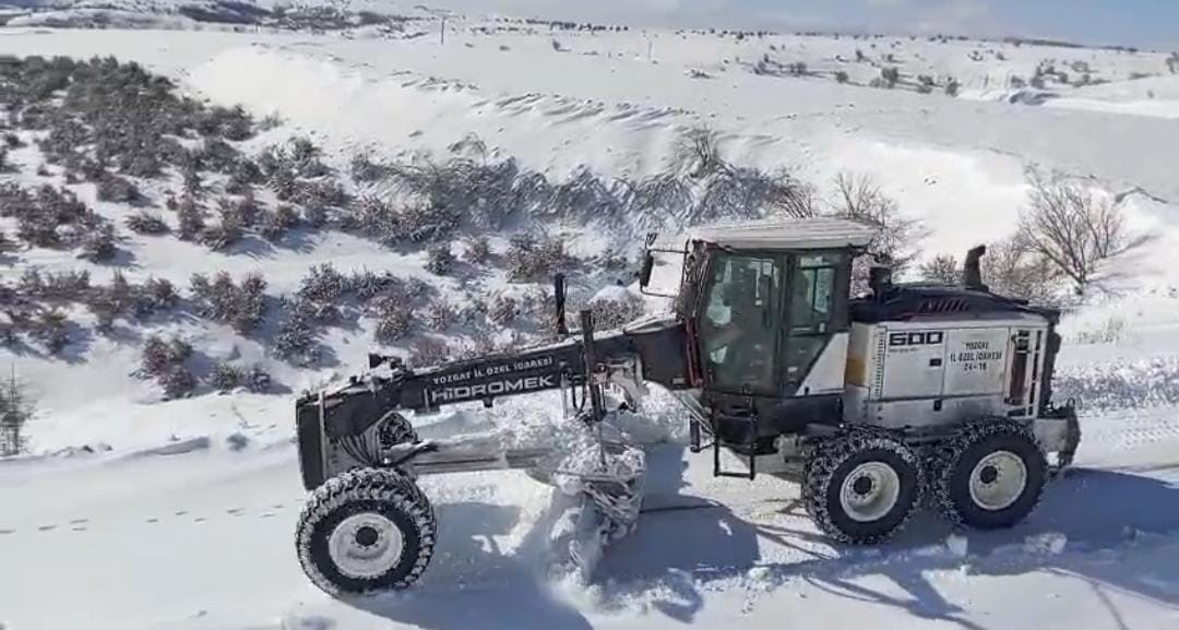 Yozgat&rsquo;ta ekipler kar mesaisini aralıksız s&uuml;rd&uuml;r&uuml;yor
