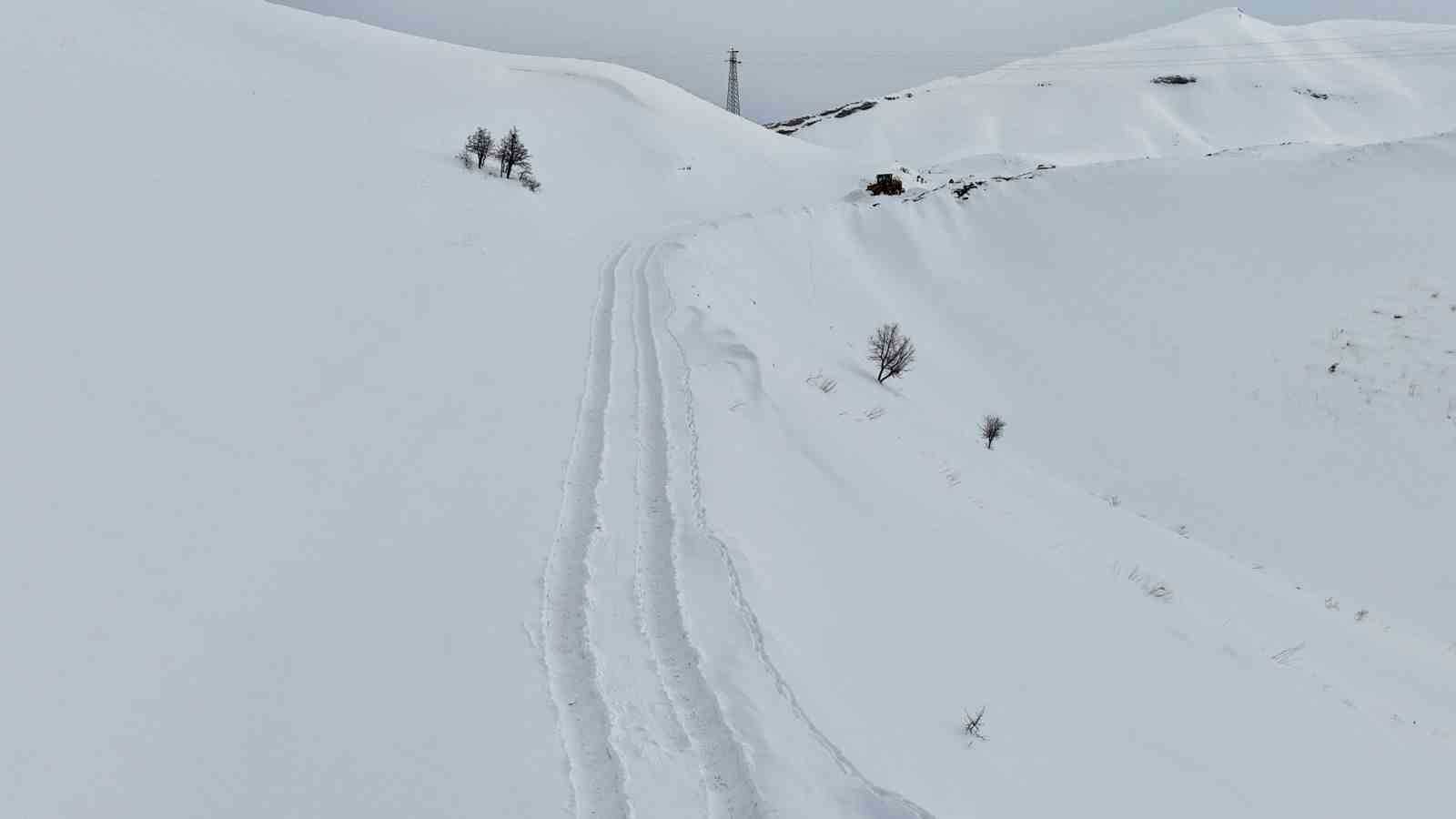 Kar kalınlığının yer yer 2 metreyi bulduğu b&ouml;lgede yol a&ccedil;ma &ccedil;alışması
