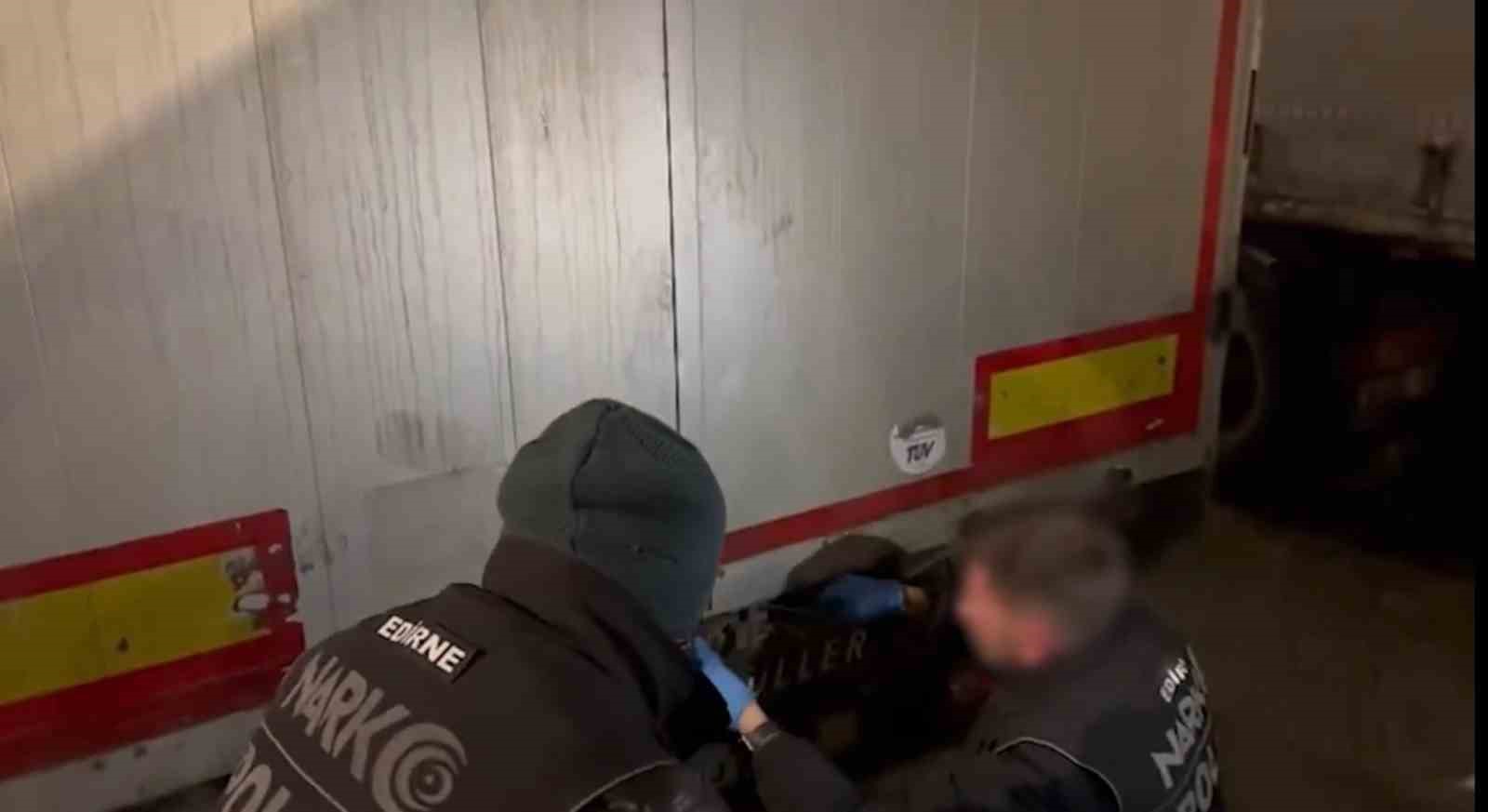 Bakan Yerlikaya: "220,7 kilogram kokain ve 69 kilogram skunk ele ge&ccedil;irildi"
