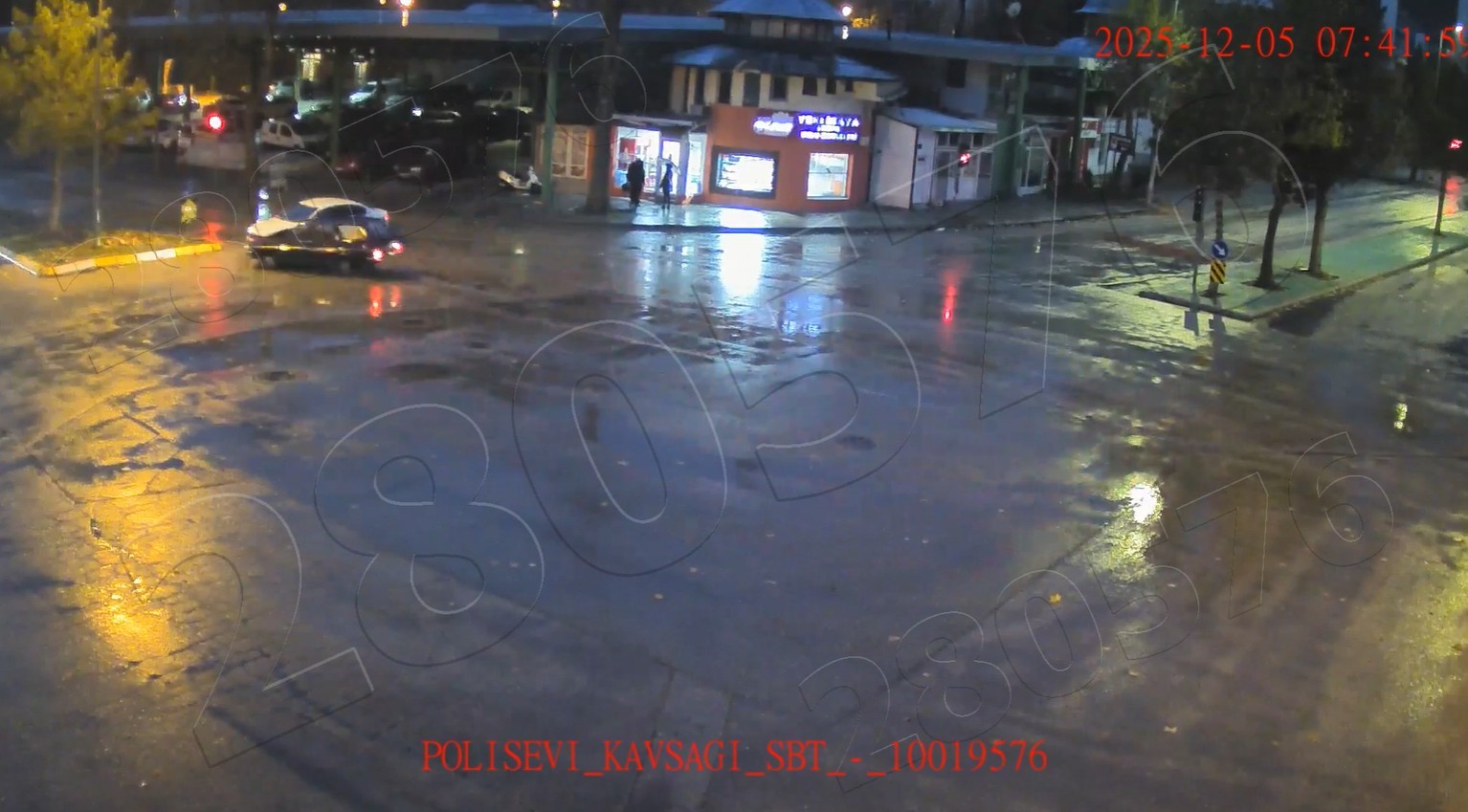 Isparta&rsquo;da dikkatsiz s&uuml;r&uuml;c&uuml;lerin neden olduğu kazalar KGYS kameralarına yansıdı
