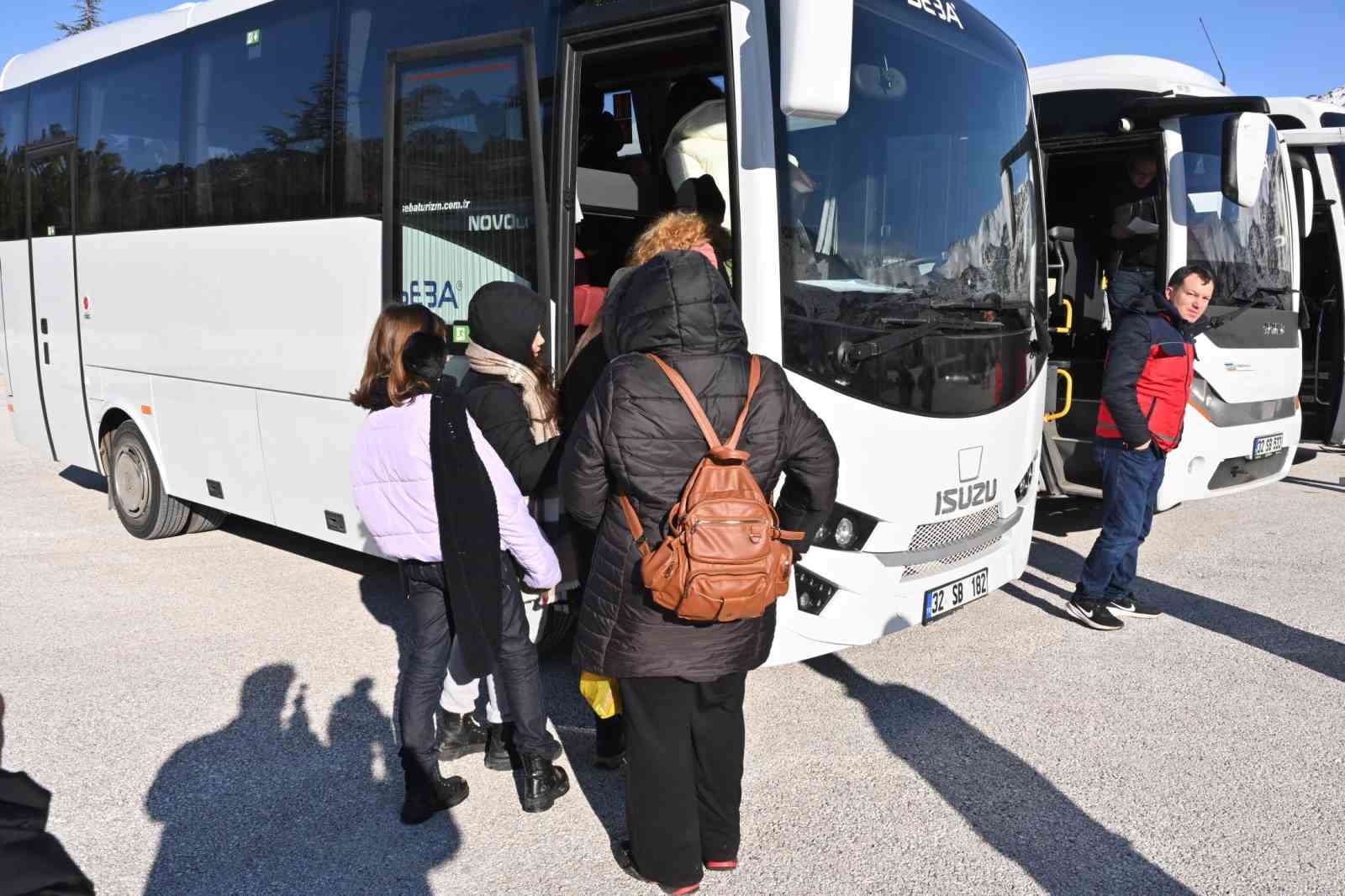 Belediyenin s&ouml;mestir s&uuml;rprizi &ccedil;ocukları Davraz&rsquo;da karla buluşturdu
