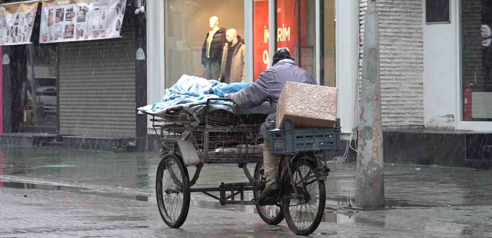 Sakarya’da lapa lapa kar yağışı etkili oldu