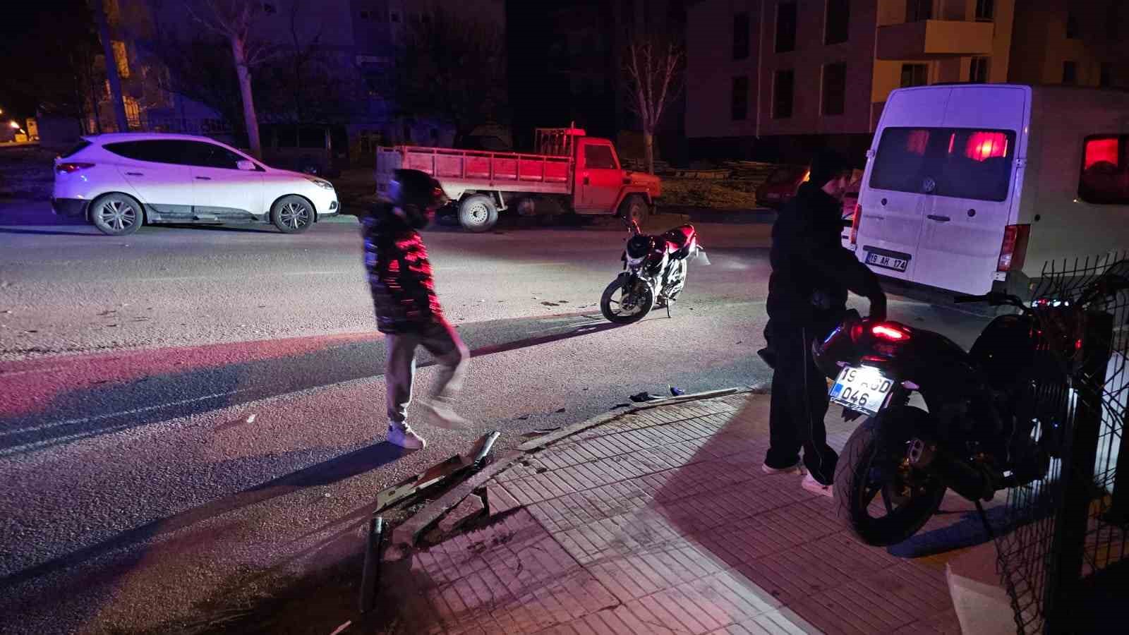 Motosiklet ile otomobil &ccedil;arpıştı: 2 yaralı
