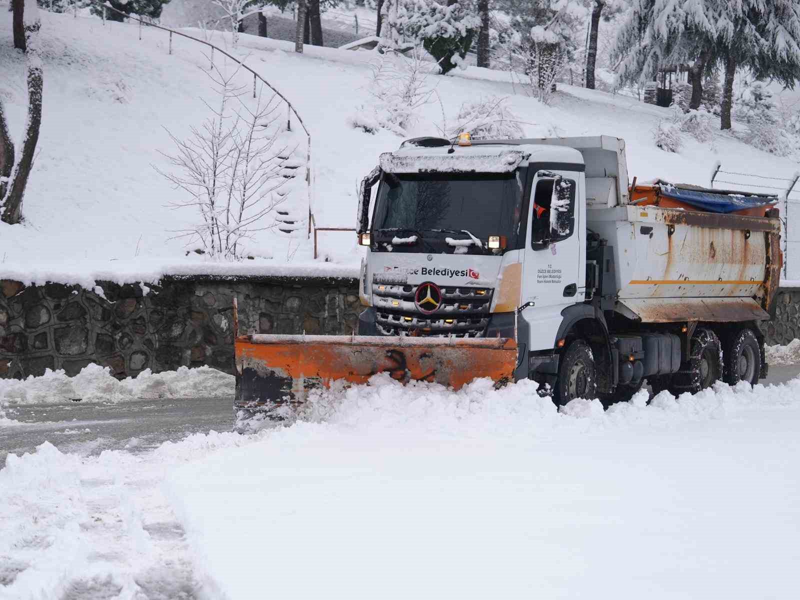 Düzce’de belediye ekipleri kar yağışıyla birlikte sahaya indi