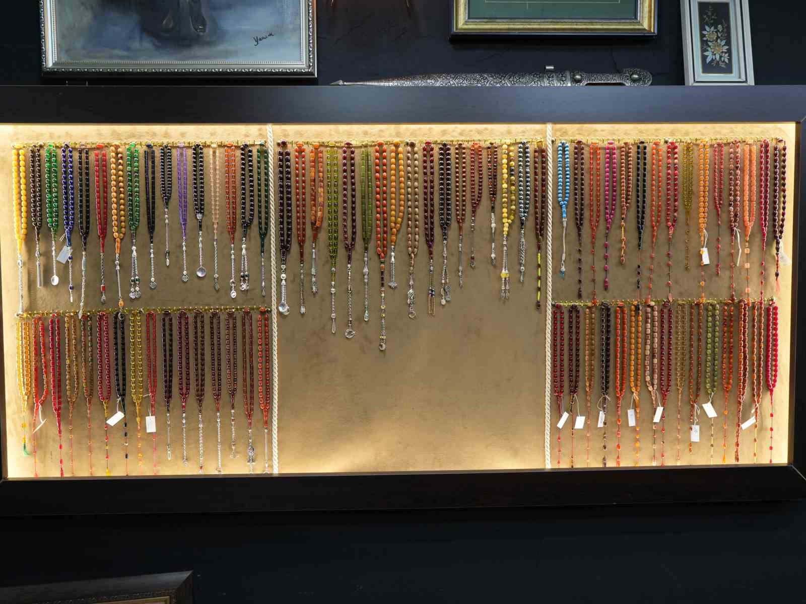 Bir merakla başladı, şimdi tespih yapabilmek i&ccedil;in iki g&uuml;n&uuml;n&uuml; harcıyor
