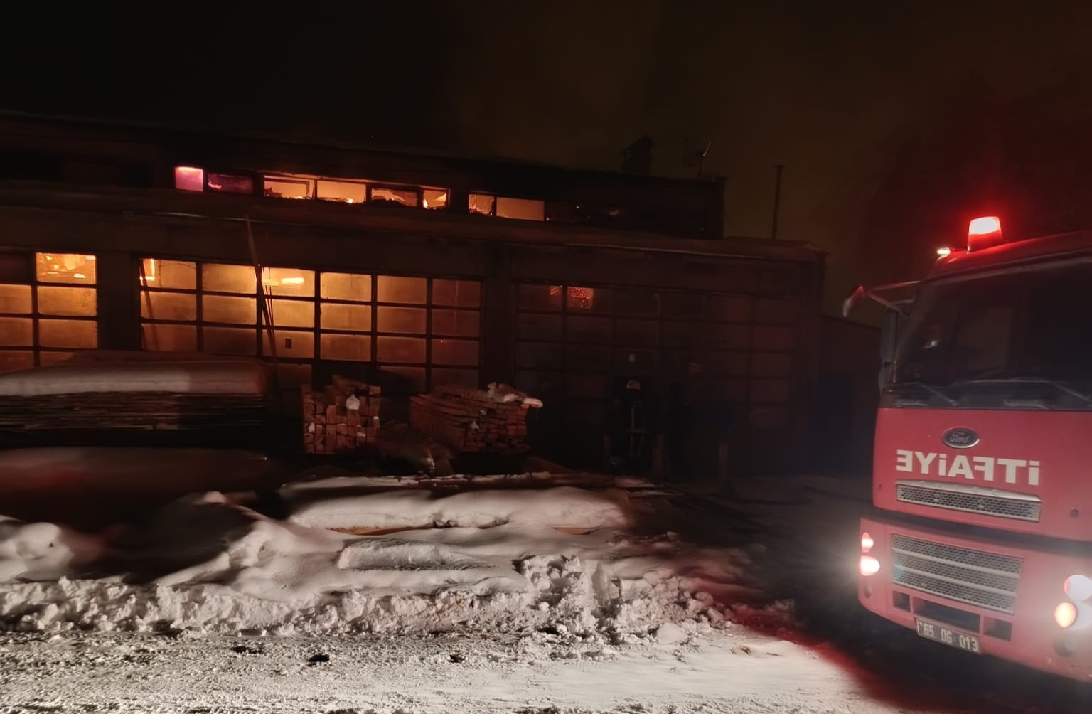 Erciş’te iş yeri yangını