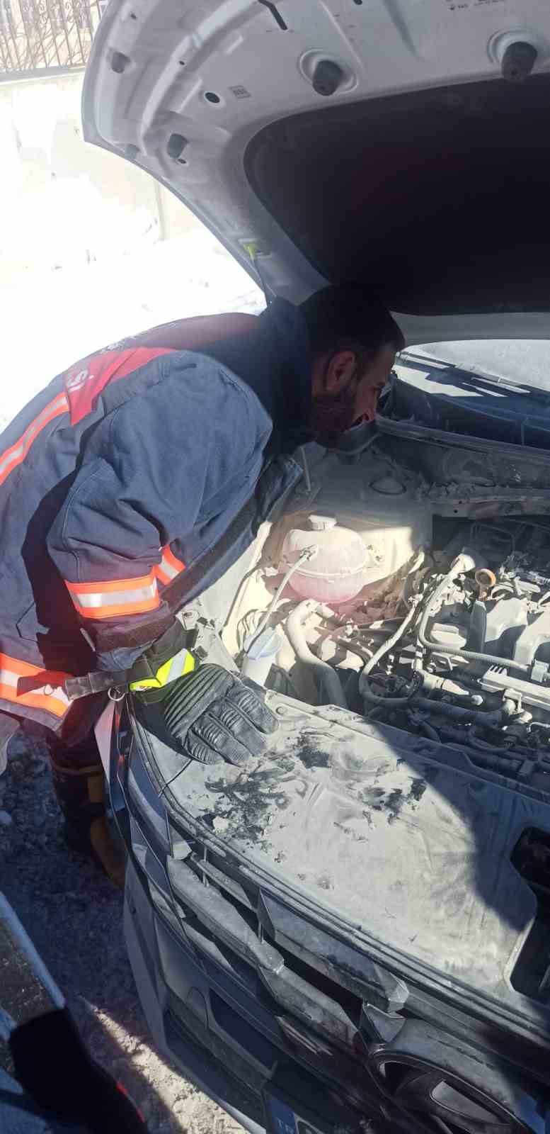 Van’da seyir halindeki otomobil yandı