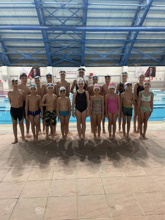 Bilecik&rsquo;te spor okulları y&uuml;zme antrenmanları yoğun tempoyla s&uuml;r&uuml;yor
